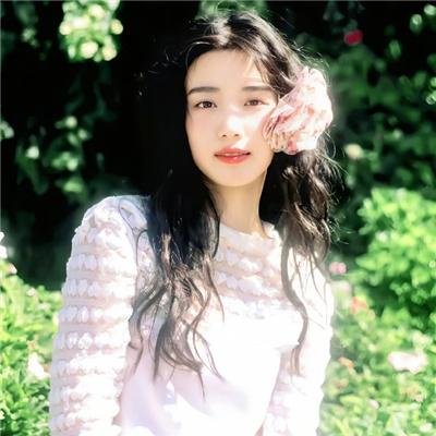 当她换上泳衣